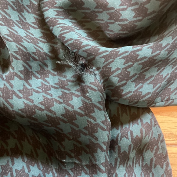 Aritzia 100% silk green houndstooth Bennett dress, XS - Picture 8 of 9